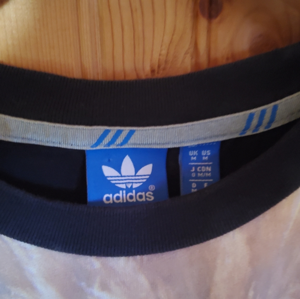 Adidas Tee medium - Picture 3 of 4